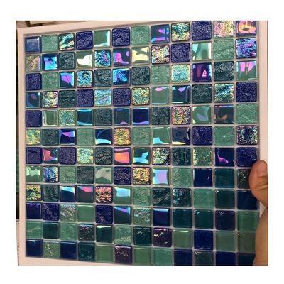 Mosaikfliesen in Blau mit glitzernden Delfinen und quadratischem Design