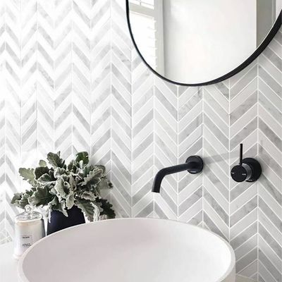 Jazzmosaik in weißem Kristall und Carrara-Weißmarmor für die Innenausstattung
