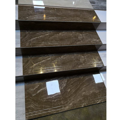 Moderne Außentreppe Rutschfestigkeit mit glänzenden Keramikfliesen Bullnose Treppe Nasing